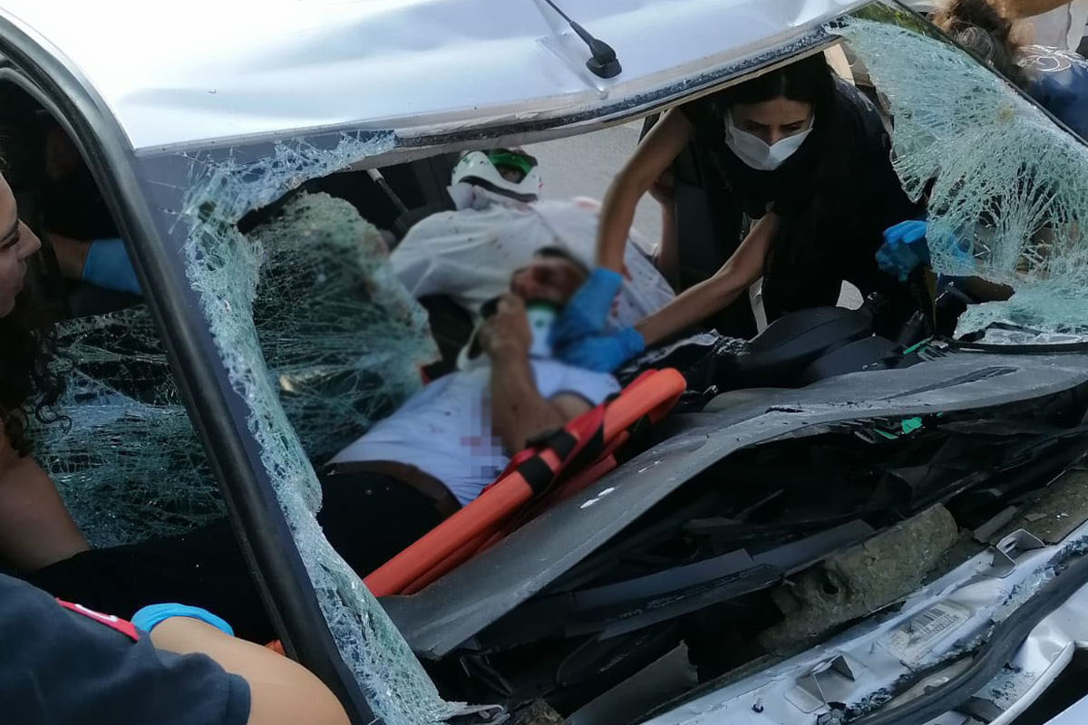 Bursa'da akıl almaz olay, köprüden atlayan kişi otomobilin üzerine düştü: 3 yaralı