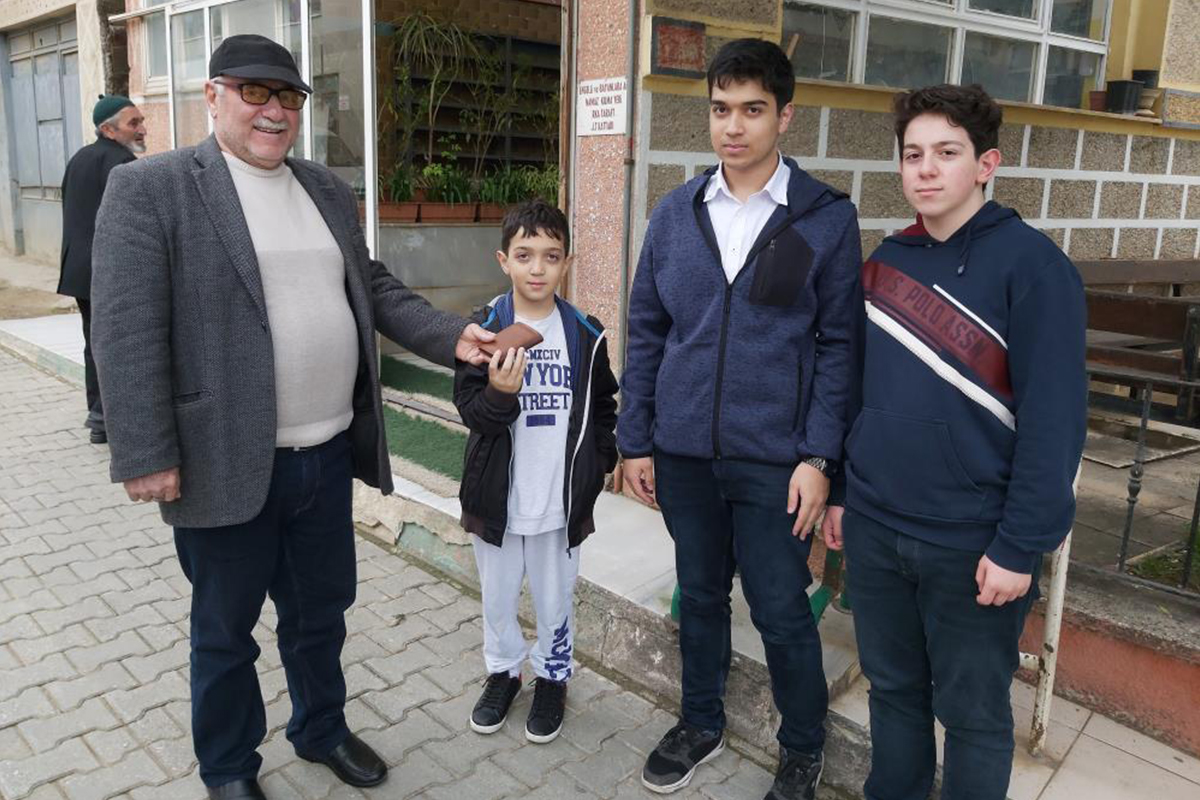 Bursa'da küçük çocuktan örnek davranış