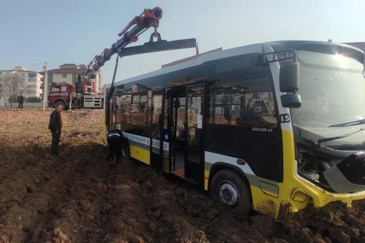 Çalıştırmak istediği otobüsle tarlaya uçtu