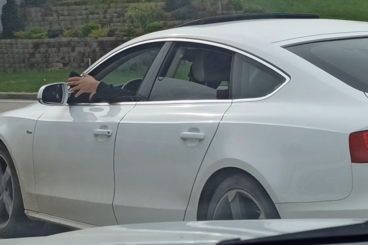 Camdan ayağını çıkaran sürücü 'bu kadarına da pes' dedirtti