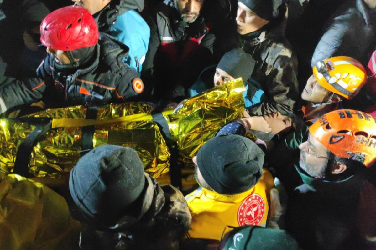 Enkaz altından 19 saat sonra sağ çıktı