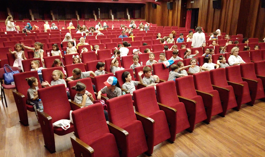 Gürsulu Çocuklar, Aslan’ın Hayalleri Peşindeki Maceralarını İzledi