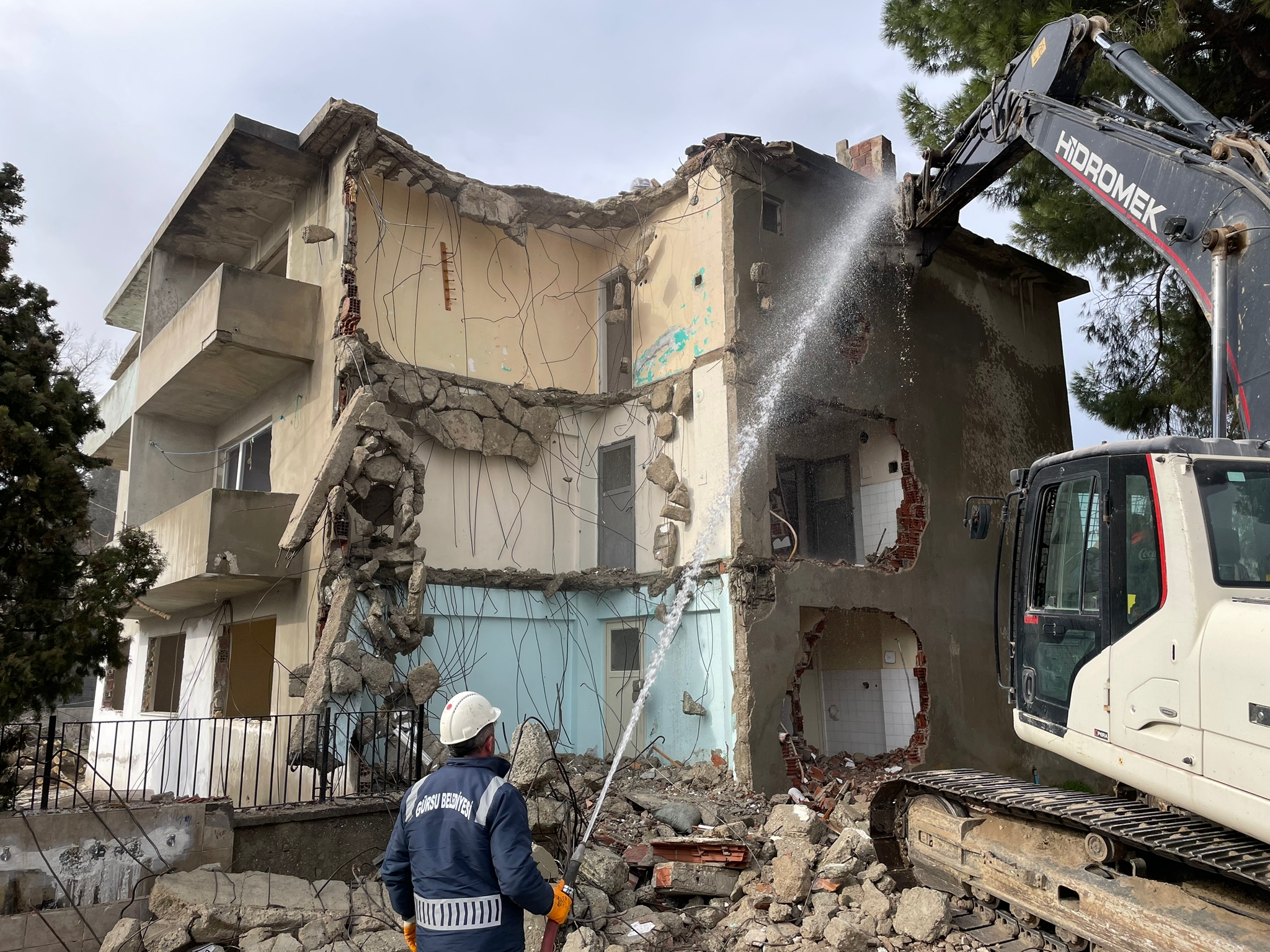 Gürsu’da Riskli Metruk Yapı Yıkıldı