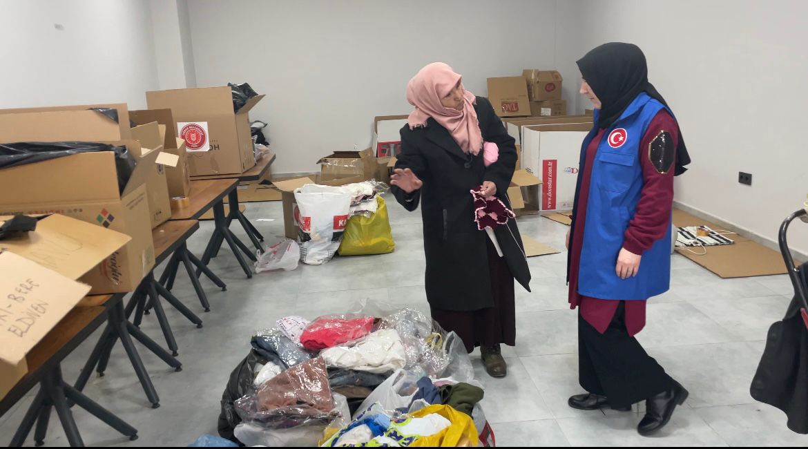 Gürsulu Şekernaz Teyze Afet Bölgesine El İşi Örüyor  