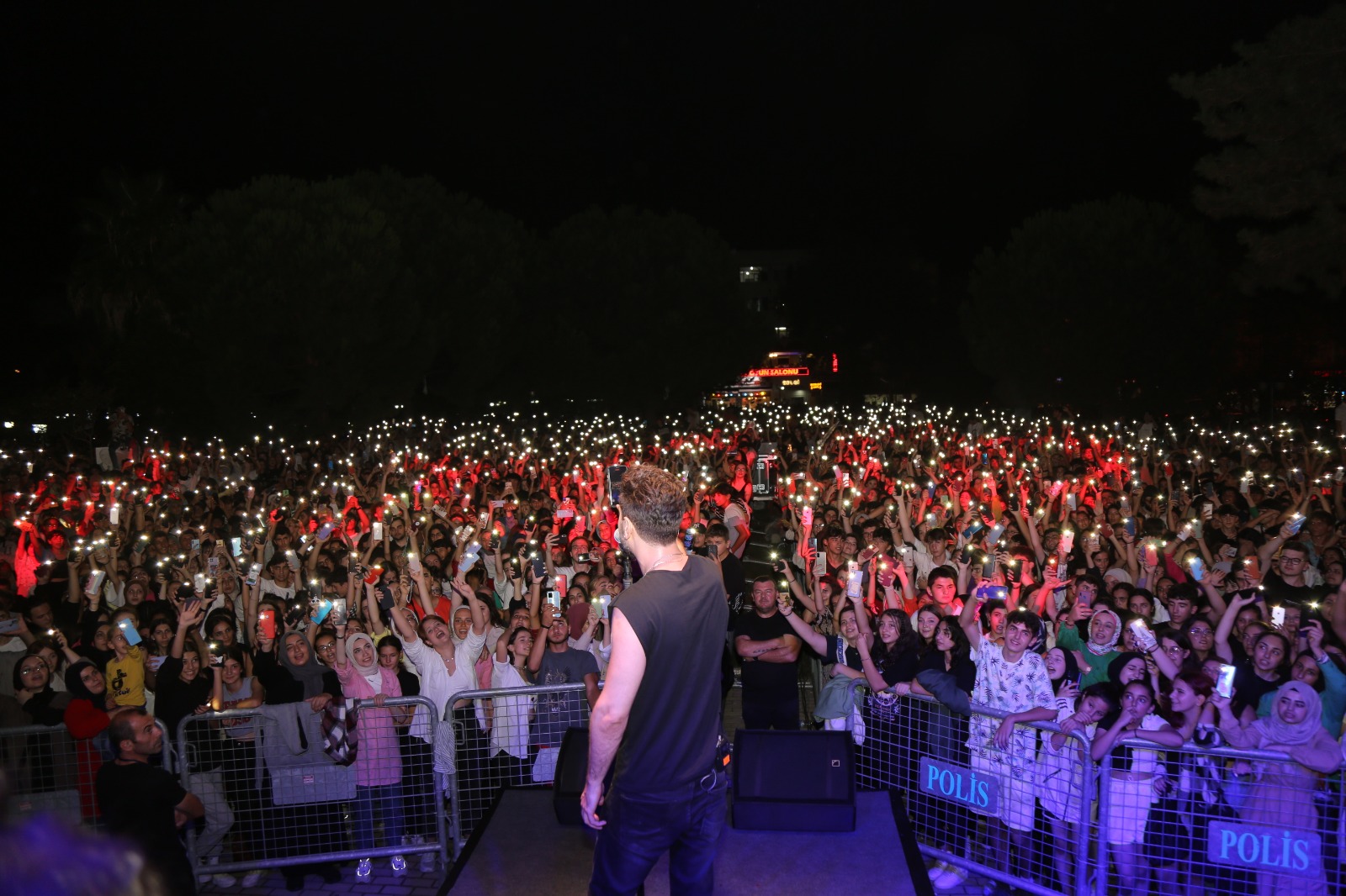 Gürsulu Gençlerin Zafer Coşkusu Geceyi Aydınlattı