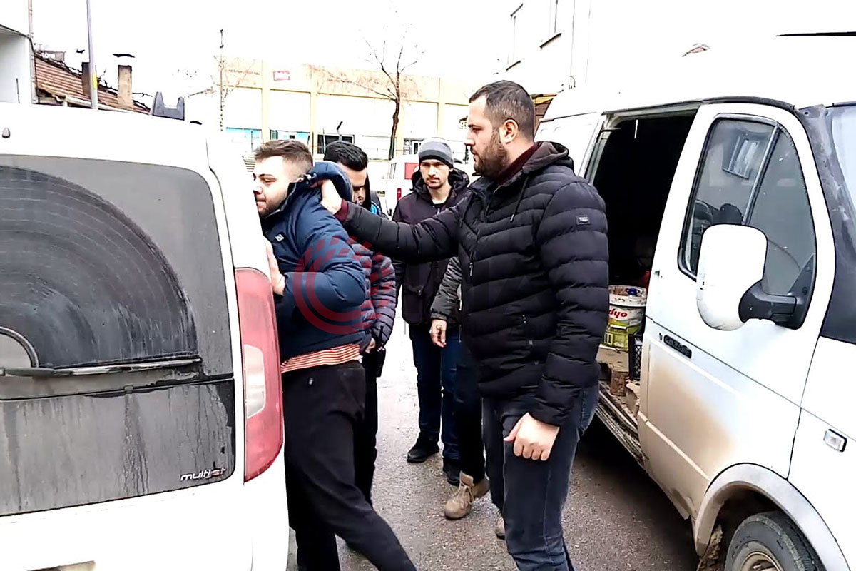 Girdiği minibüste mahsur kalan hırsızı polis kurtardı