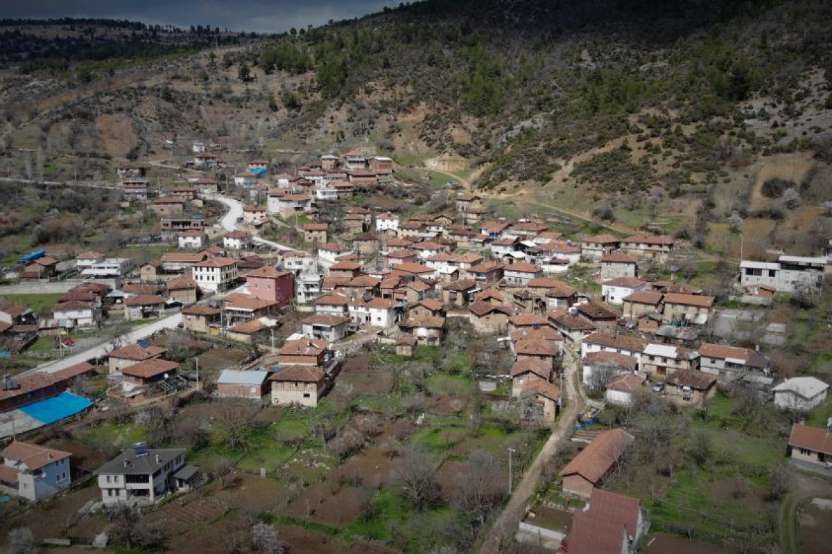 Köylüler kendilerine emanet edilen yüzlerce yıllık sancağa gözü gibi bakıyor