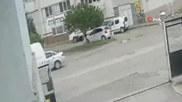 Panelvan aracın el frenini çekmeyi unuttu, başka bir araca çarparak durabildi