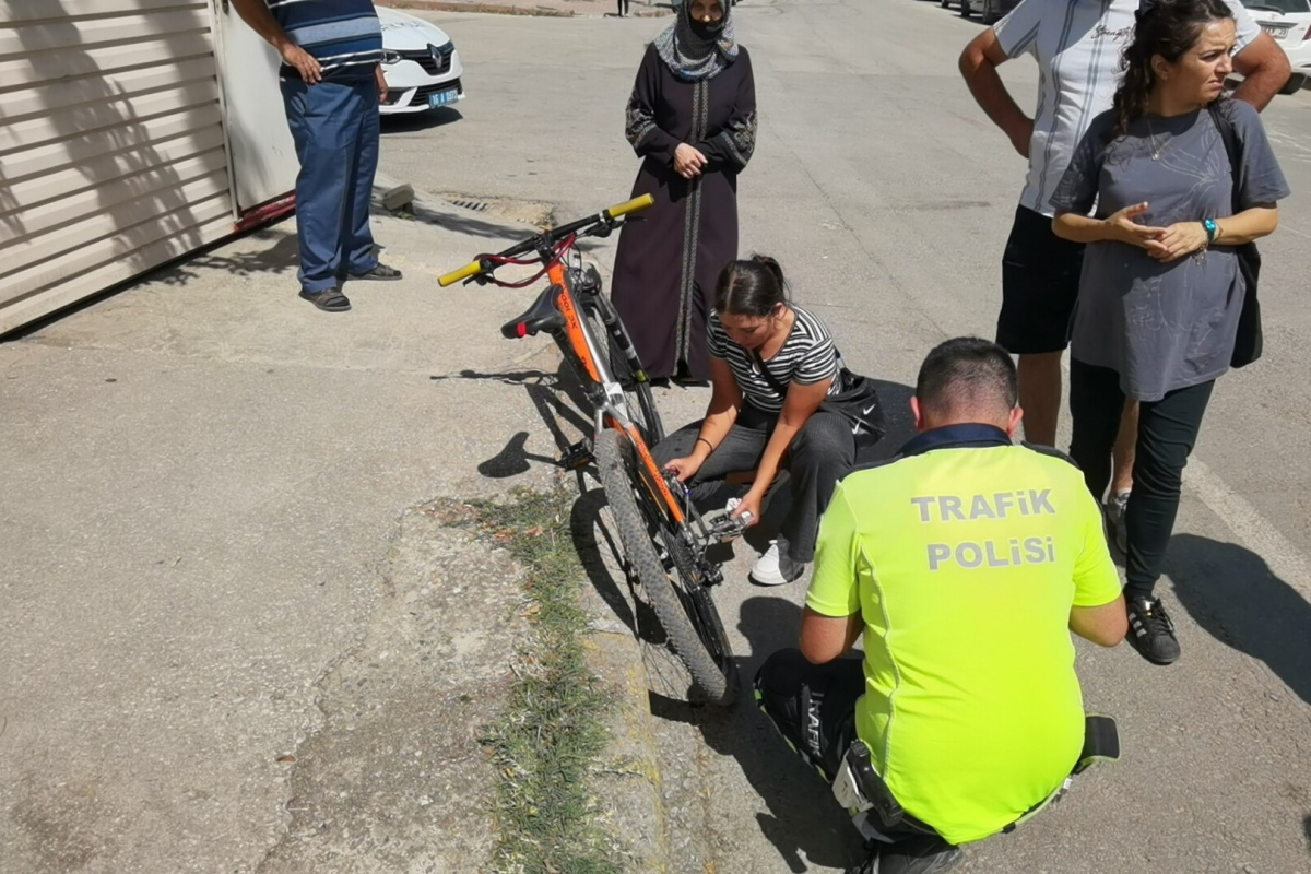 Yaralı genç kız acısını unutup bisikletini tamir etmeye çalıştı