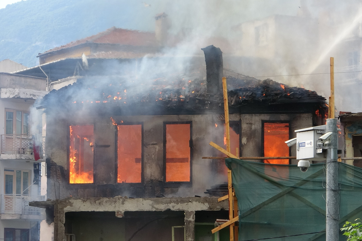Yüzlerce yıllık tarihi bina böyle yandı: Mahalleli film izler gibi izledi